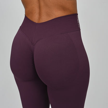 Close up shot of a girl wearing Hybryd equinox leggings that have a v-dip rear waist and a scrunch bum. From activewear brand Hybryd