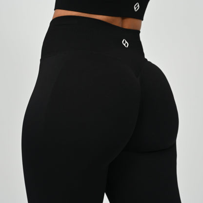 Crossfit athlete wearing plain black hybryd gym leggings. With a cinch bum and contouring. Part of the matching verona activewear set.