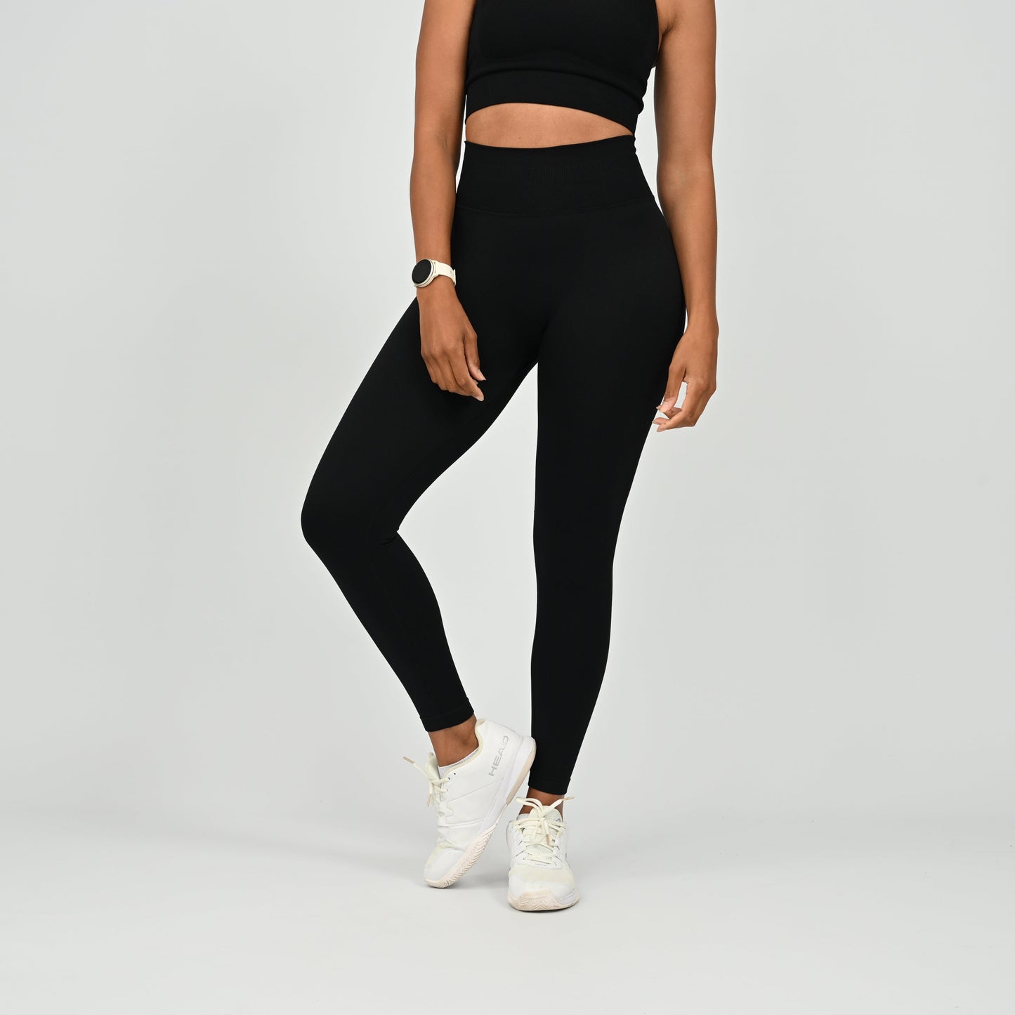 Crossfit athlete wearing plain black hybryd gym leggings. With a cinch bum and contouring. Part of the matching verona activewear set.