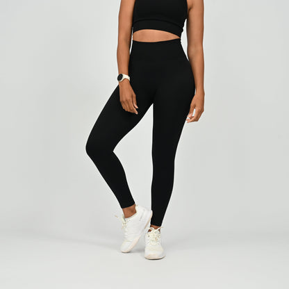 Crossfit athlete wearing plain black hybryd gym leggings. With a cinch bum and contouring. Part of the matching verona activewear set.