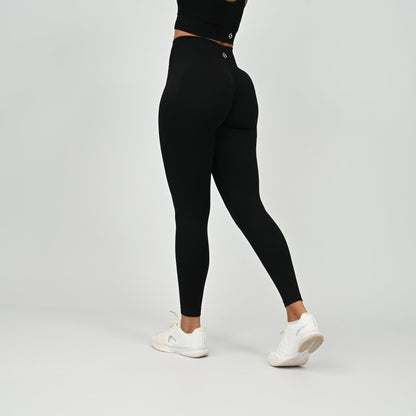 Crossfit athlete wearing plain black hybryd gym leggings. With a cinch bum and contouring. Part of the matching verona activewear set.