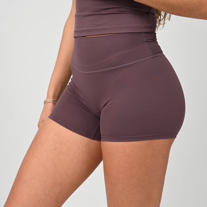Purple athletic Hybryd shorts worn by a person on a plain background. 3,5 inch inseam. Non scrunch bum.