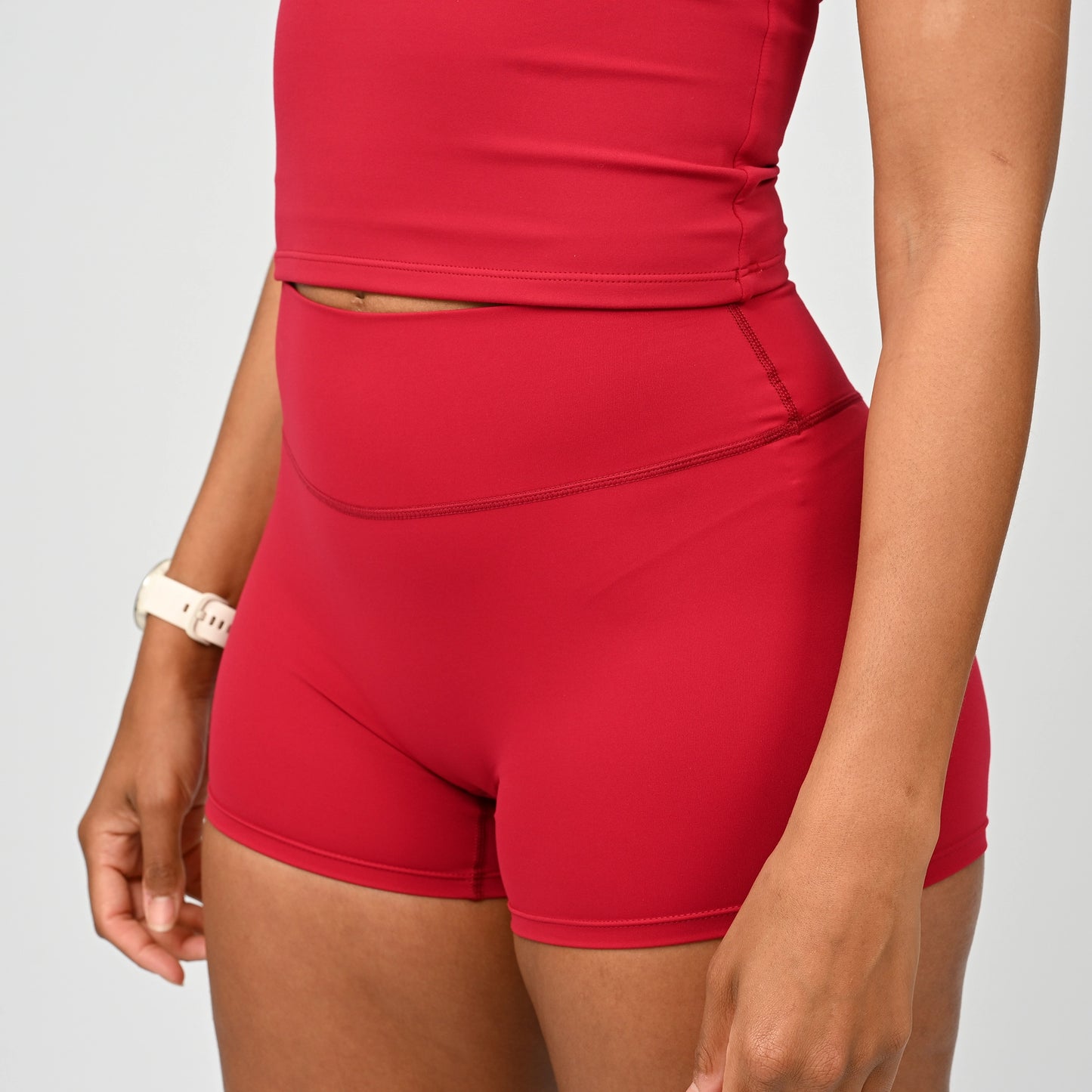 Red gym Hybryd shorts worn by a person on a plain background. 3,5 inch inseam. Non scrunch bum.