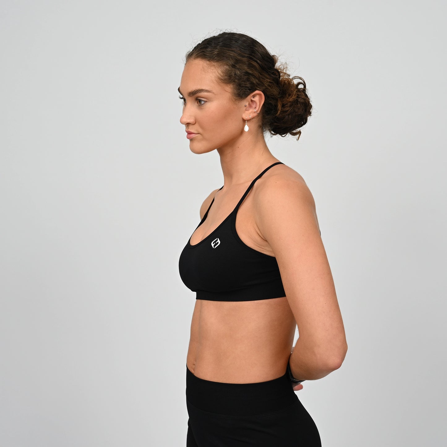 Woman wearing a Hybryd sports bra. 