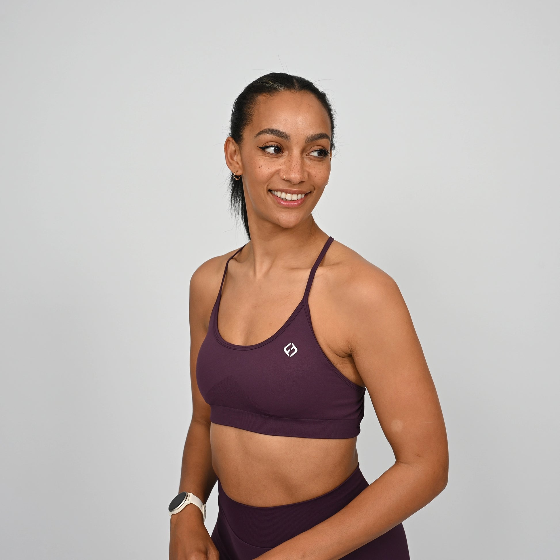 Woman wearing a purple Hybryd sports bra and matching leggings