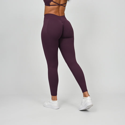 Gym girl wearing Hybryd equinox leggings that have a v-dip rear waist and a scrunch bum. From activewear brand Hybryd