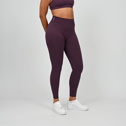 Gym girl wearing Hybryd equinox leggings that have a v-dip rear waist and a scrunch bum. From activewear brand Hybryd