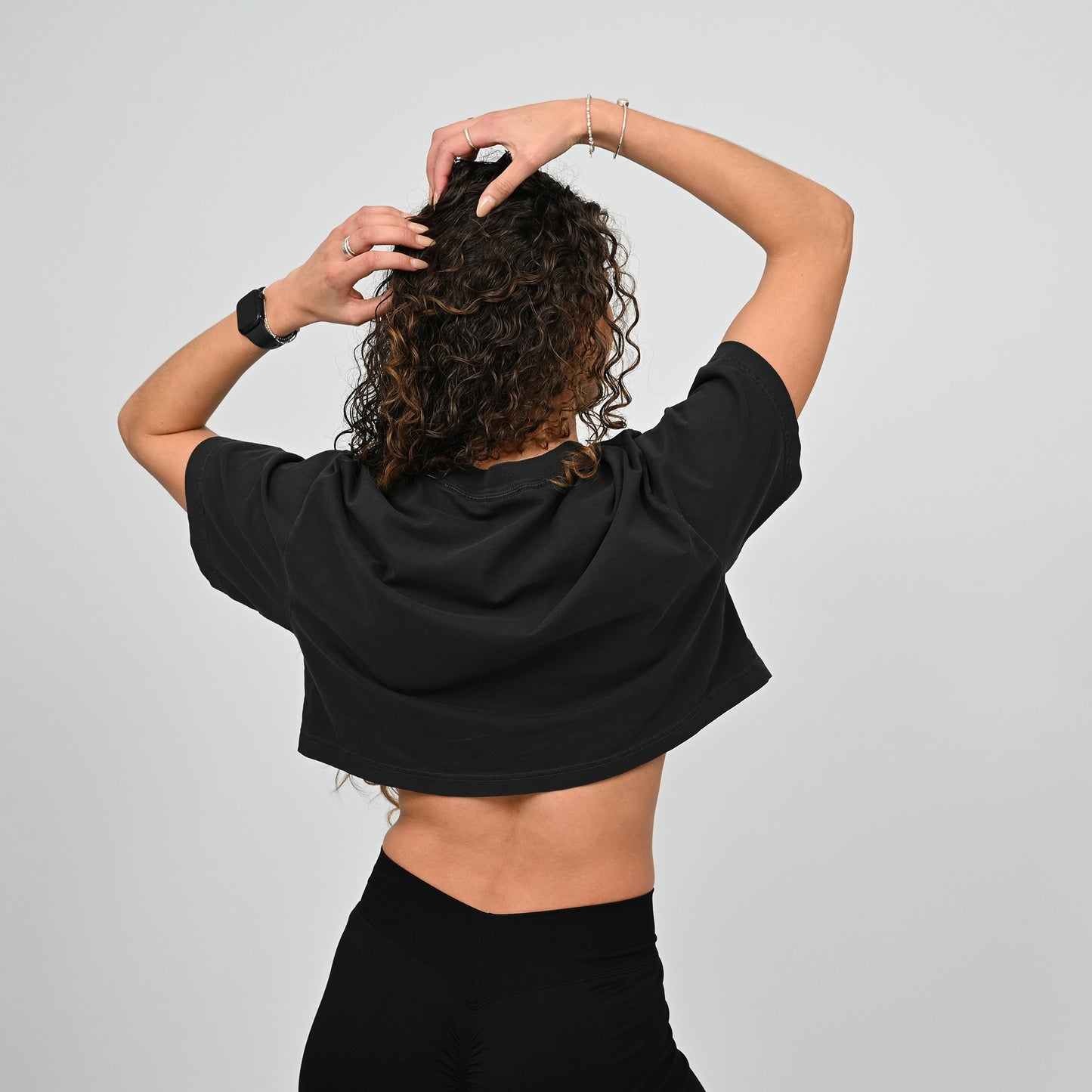 Girl wearing a cropped Hybryd T-shirt. Oversized.