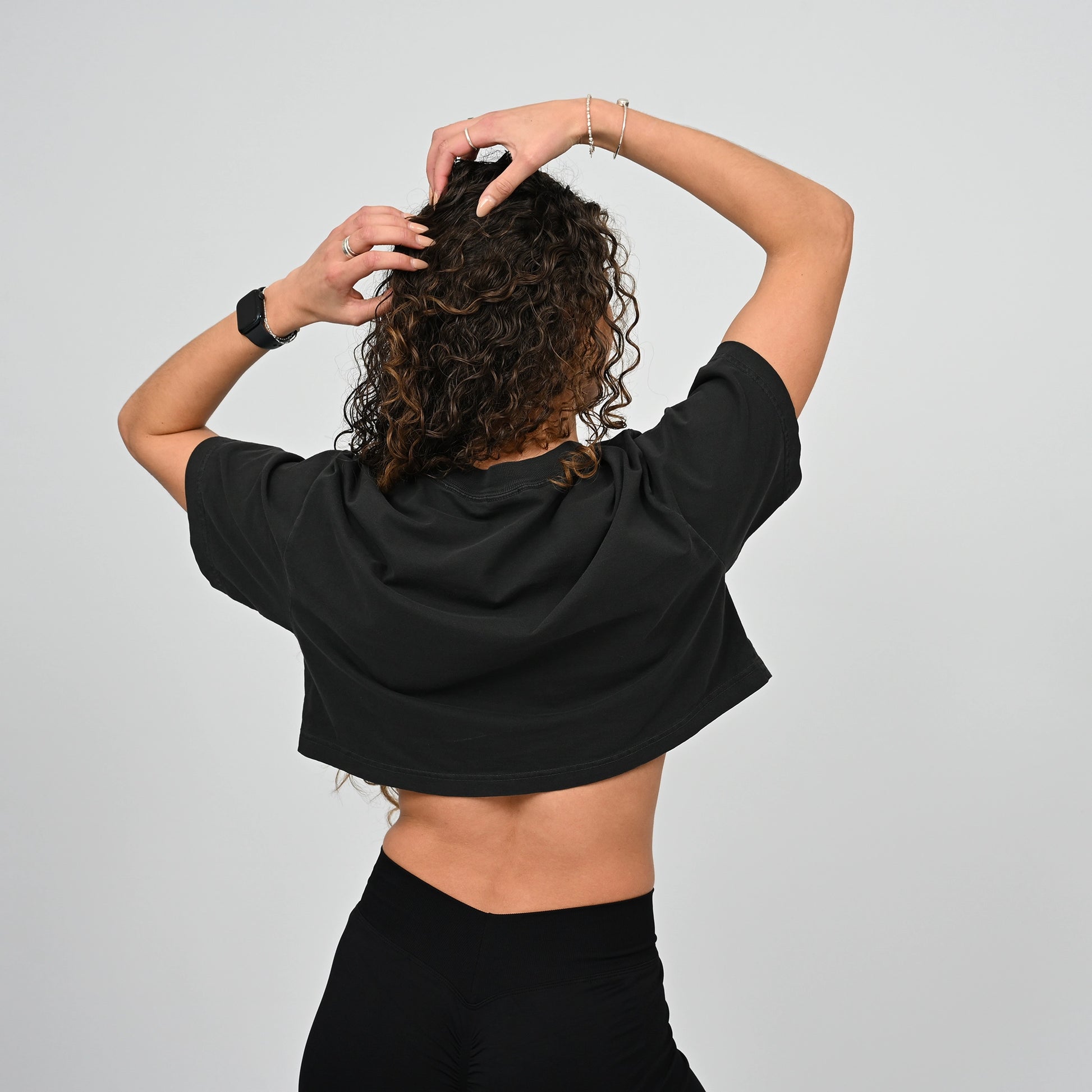 Girl wearing a cropped Hybryd T-shirt. Oversized.