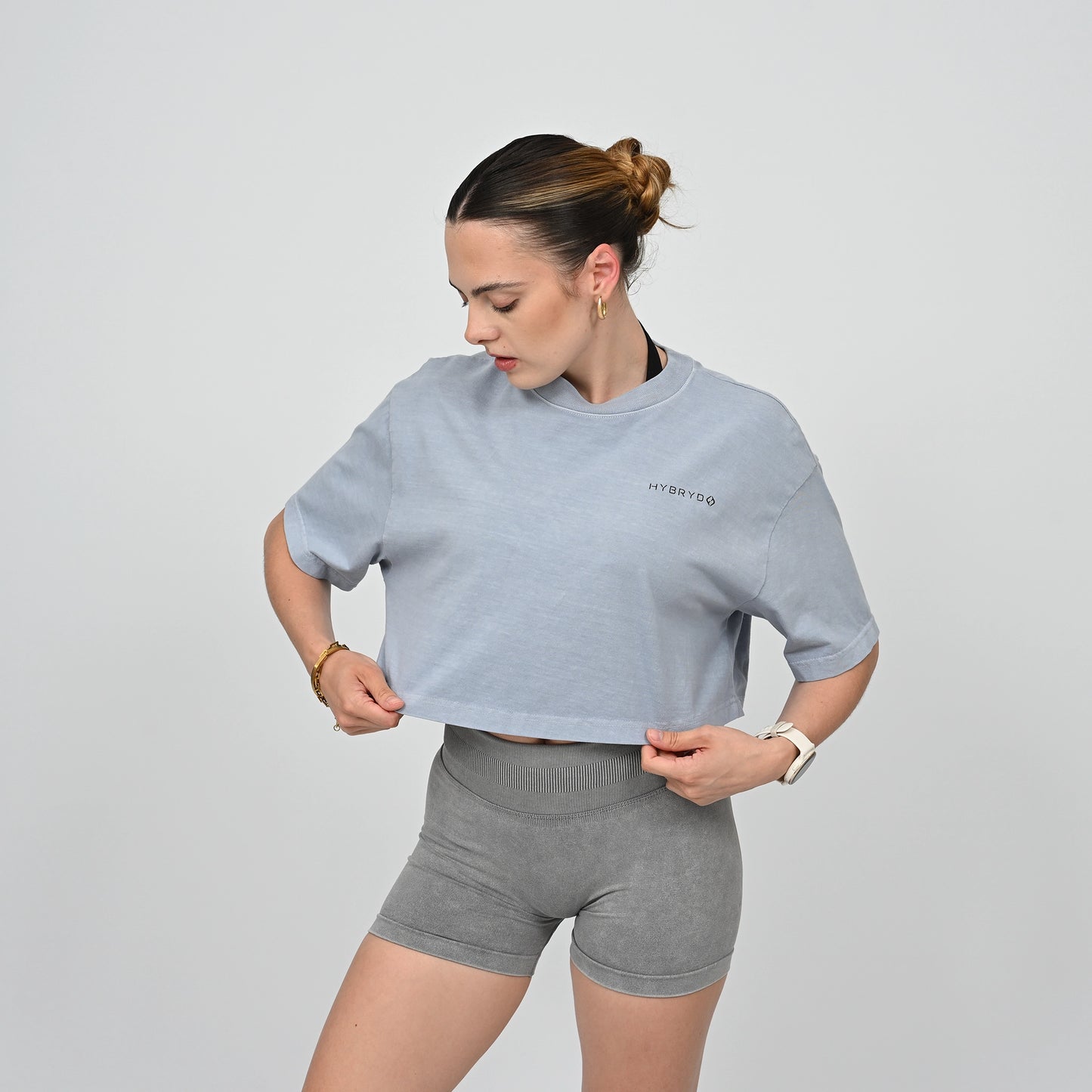 Woman wearing a blue oversized cropped Tee from the gymwear brand Hybryd