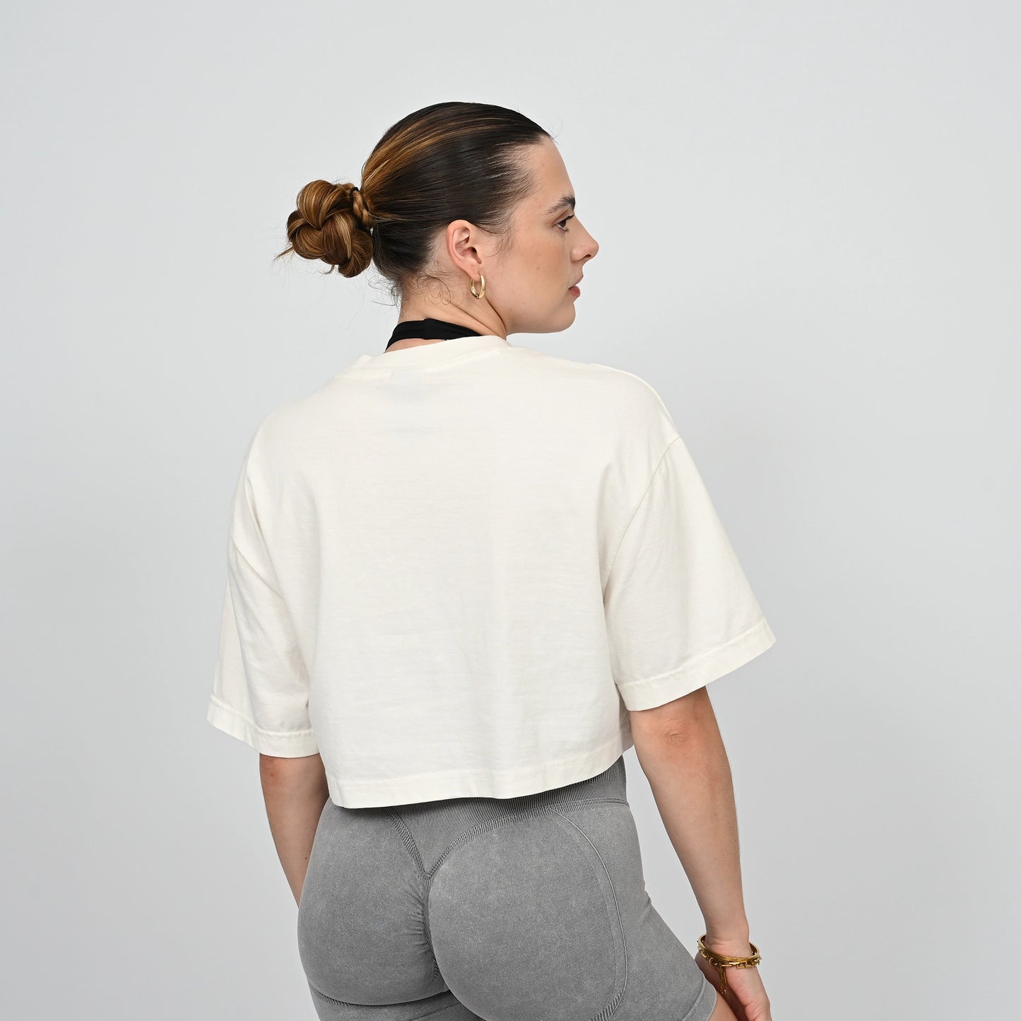 Woman wearing a cropped oversized tee from the gymwear brand Hybryd