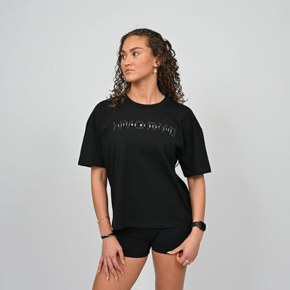 Person wearing a black lifting my best life t-shirt from the brand Hybryd.