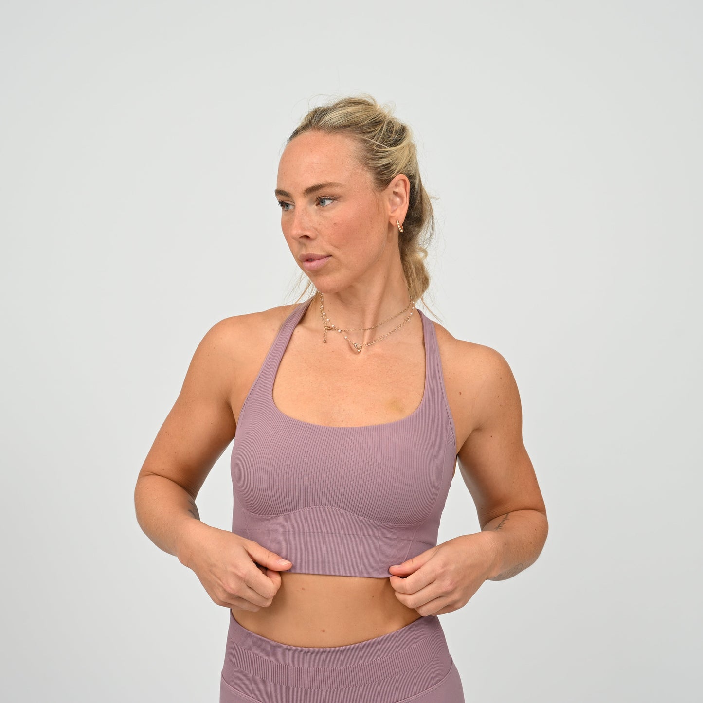 CrossFit athlete wearing a mauve square neck, muscle back sports bra with matching cinch bum bootie shorts from the gymwear brand Hybryd.