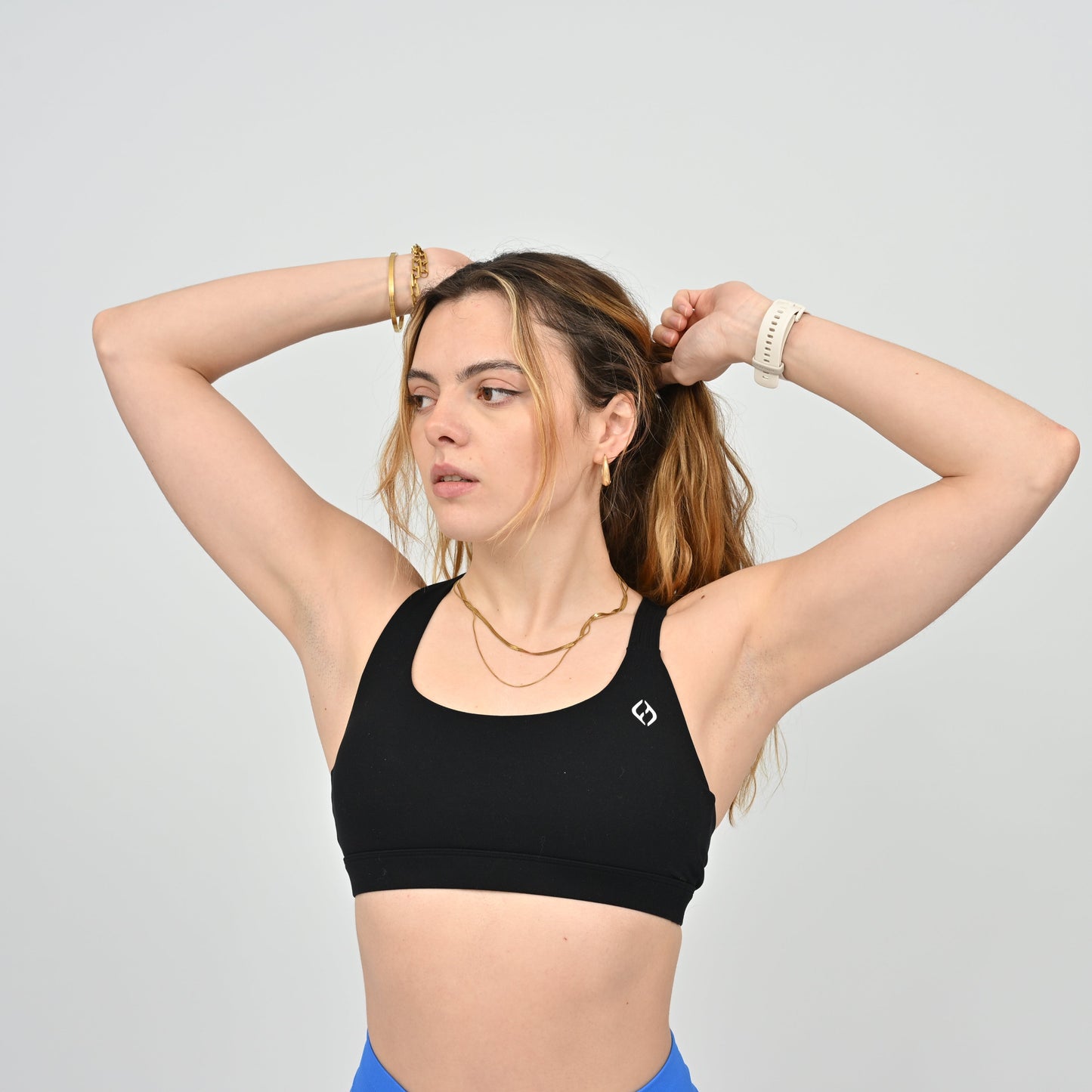 Hybryd athlete in a black sports bra with removable pads