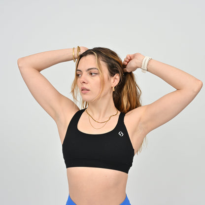 Hybryd athlete in a black sports bra with removable pads