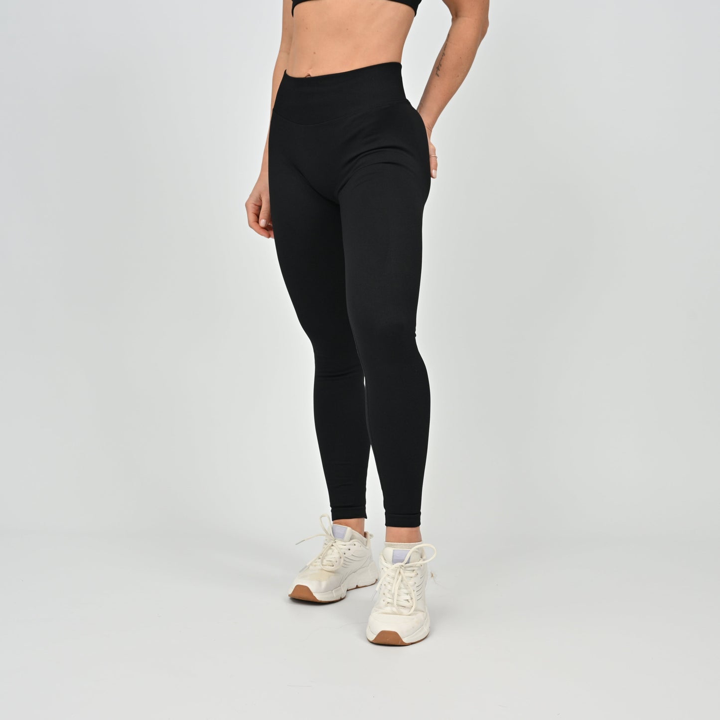 Person wearing black scrunch bum leggings from Hybryd