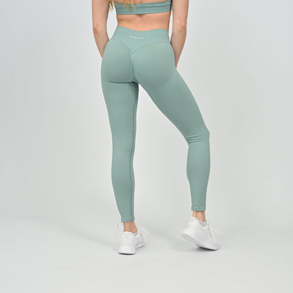 Person wearing light green Hybryd  leggings with a scrunch bum