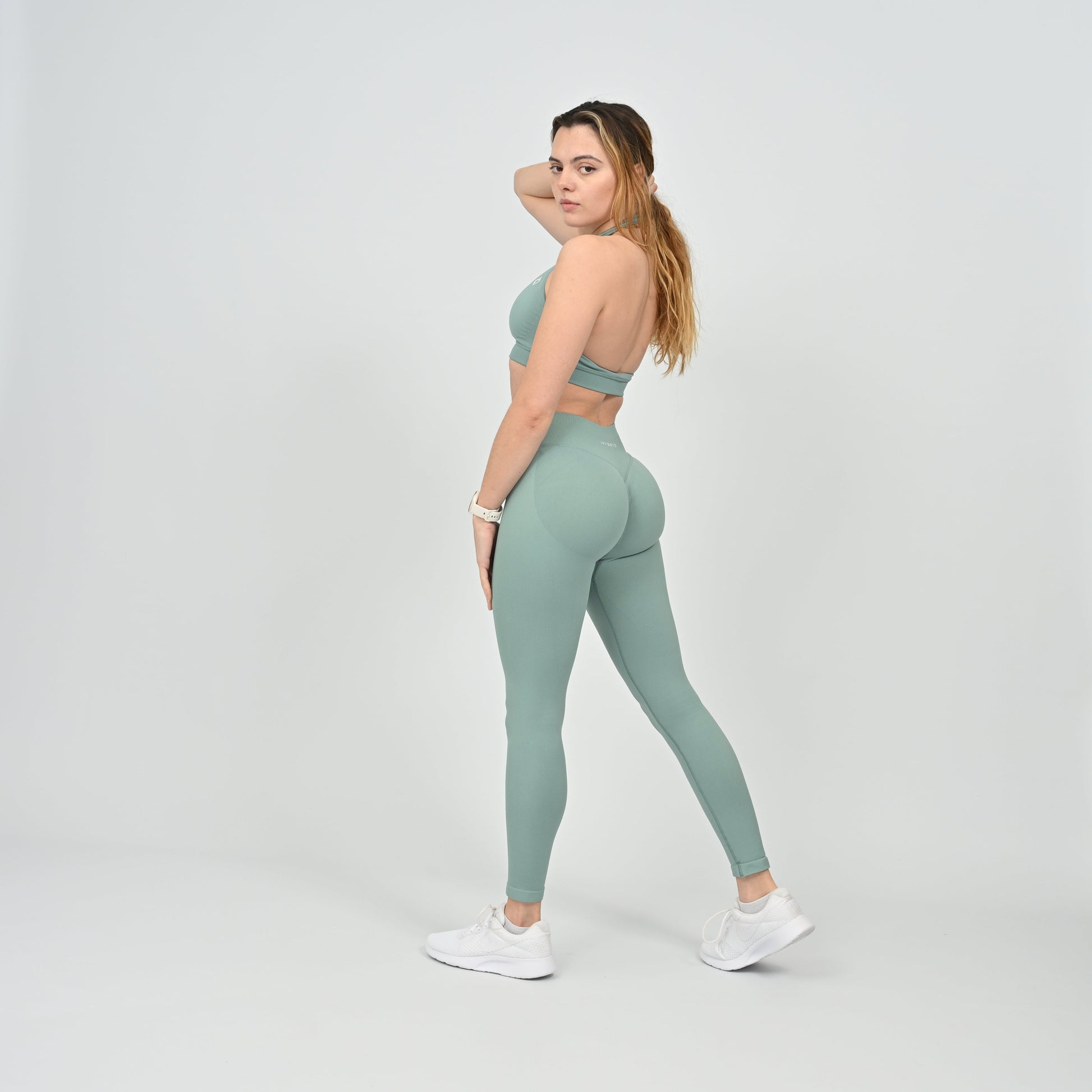 Seamfoam colour matching set from the gymwear brand Hybryd