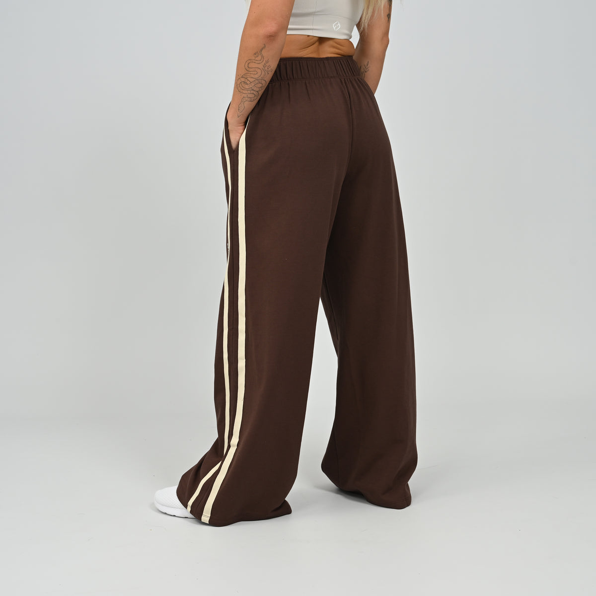 Back detail view of model wearing brown Hybryd Milford wide leg joggers   