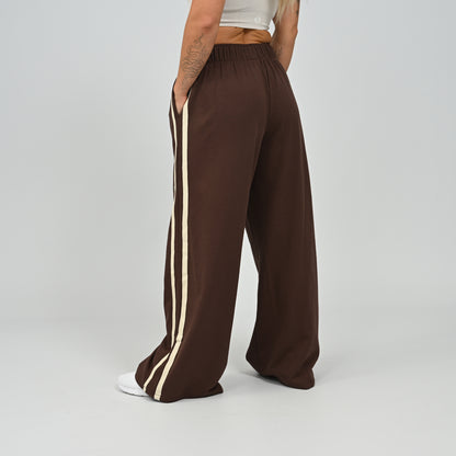 Back detail view of model wearing brown Hybryd Milford wide leg joggers   