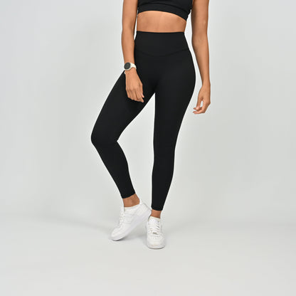 Person wearing black Hybryd leggings with a thick waistband