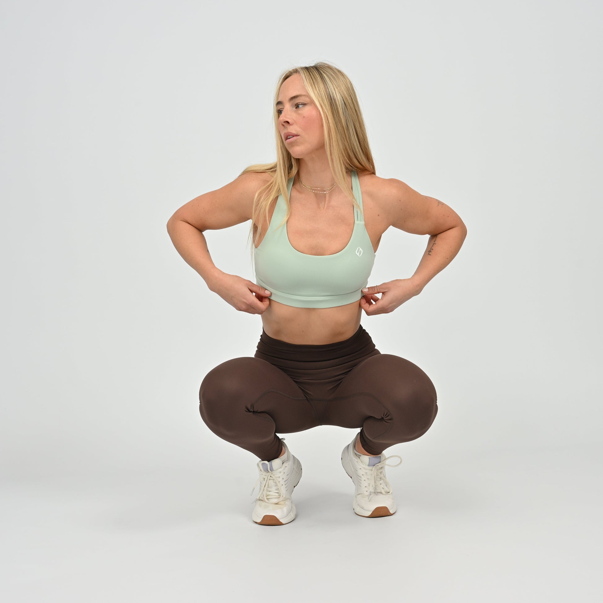 Hybryd athlete workout bra in light green with compression