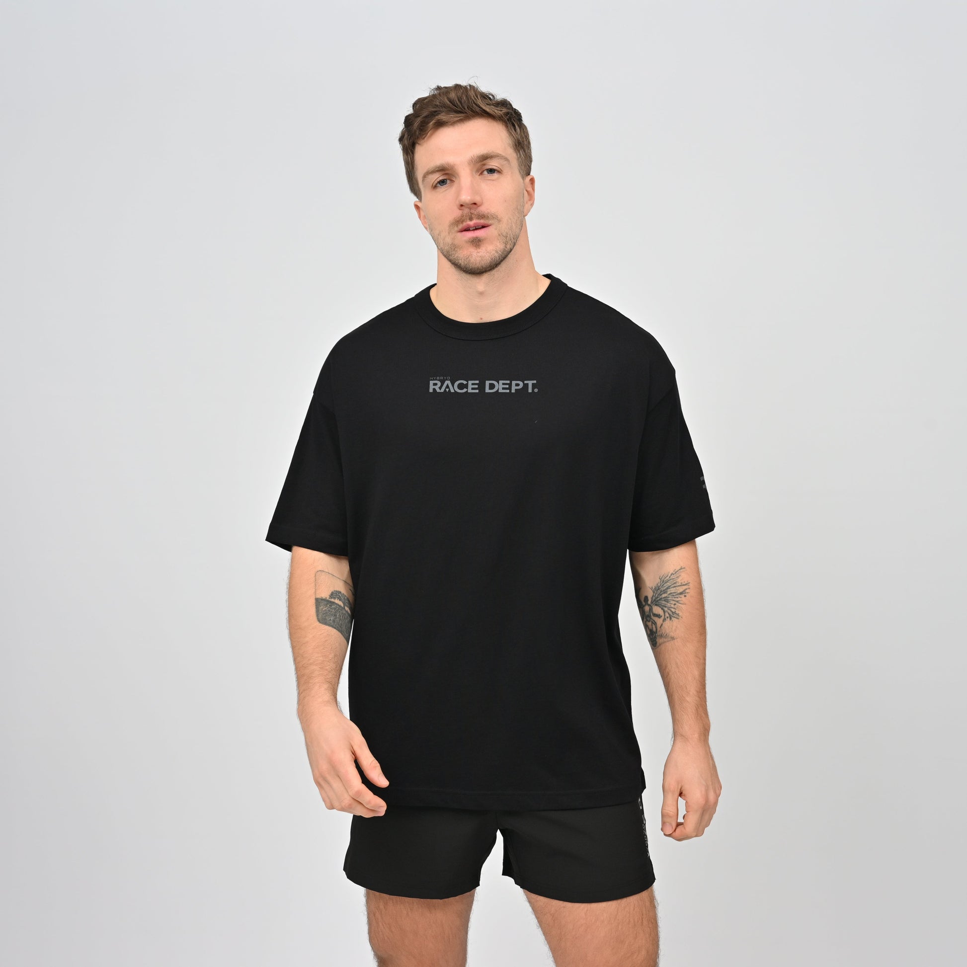 Manwearing black oversized tee. For the gym and training