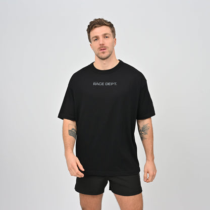 Manwearing black oversized tee. For the gym and training