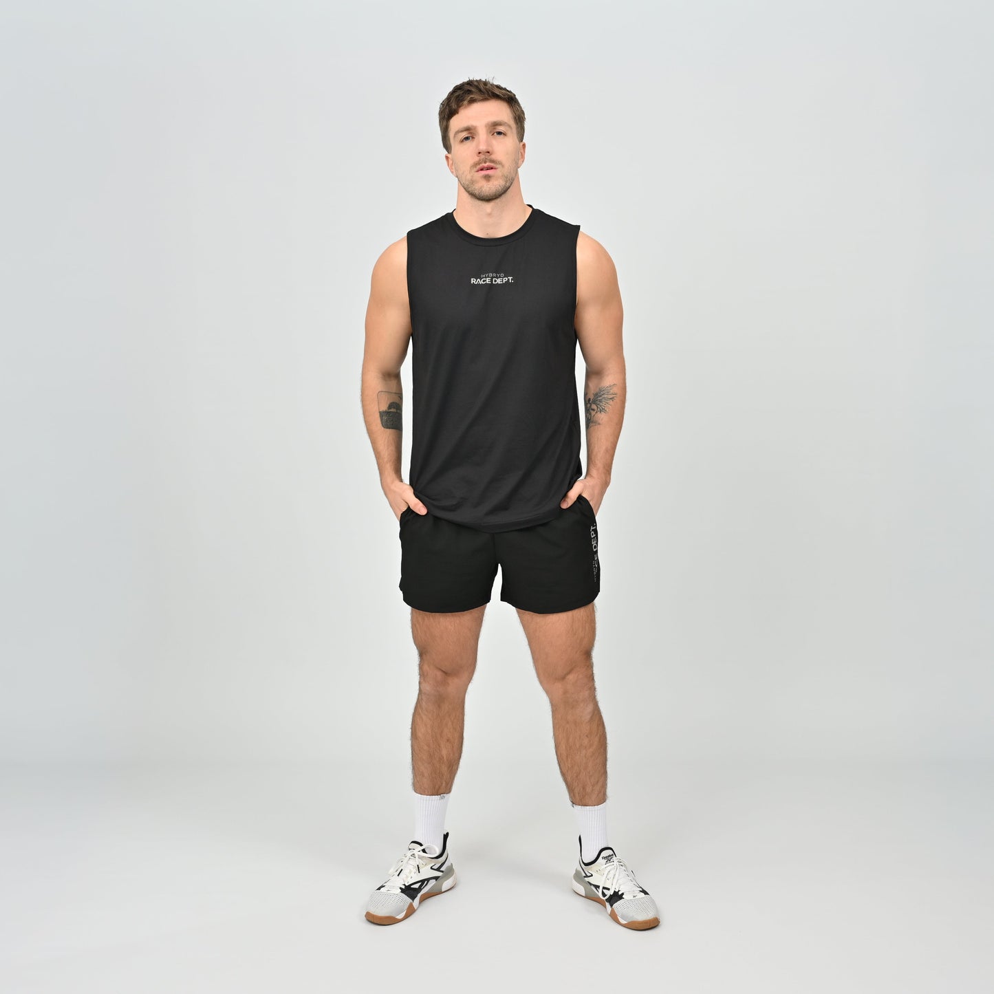 Man wearing a hybryd black sleeveless race dept shirt 