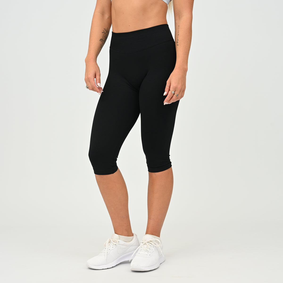 HYBRYD Emily women’s black capri leggings, front view