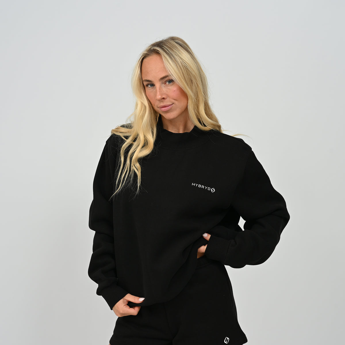 Front view of model wearing the black Hybryd Scottsdale oversized crewneck sweatshirt matching set component