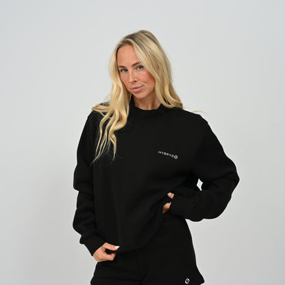 Front view of model wearing the black Hybryd Scottsdale oversized crewneck sweatshirt matching set component