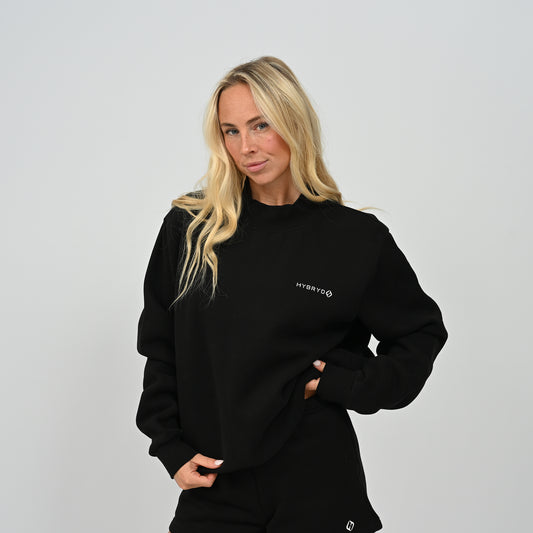 Front view of model wearing the black Hybryd Scottsdale oversized crewneck sweatshirt matching set component