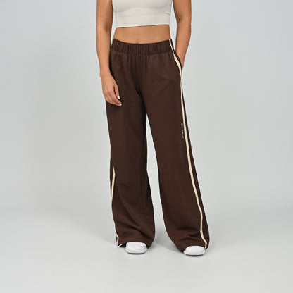 Front view of model wearing brown Hybryd Milford wide leg joggers   
