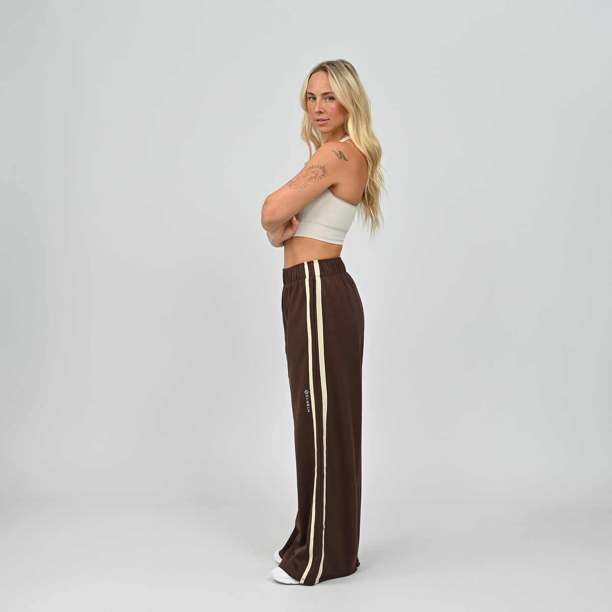 Side profile view of model wearing brown Hybryd Milford wide leg joggers   